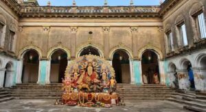 সন্ধিপুজোর সময় দেবীর জন্য বিছানা পাতা হয়! ২৬৩ বছরের পুরনো এই জমিদার বাড়ির রহস্য জানলে গায়ে কাঁটা দিয়ে উঠবে