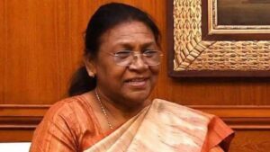 দিল্লির রাজপথে ধুন্ধুমার! সিইসির পদত্যাগের দাবিতে পুলিশি অ্যাকশন, আটক প্রিয়াঙ্কা, রাষ্ট্রপতির দ্বারস্থ ‘ইন্ডিয়া’